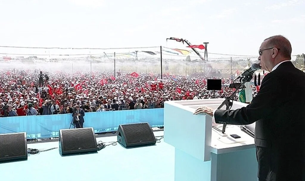 Cumhurbaşkanı Erdoğan: Bayrağımızda sembolleştirdiğimiz özgürlüğümüzü hedef alan hiç kimseyi affetmeyiz