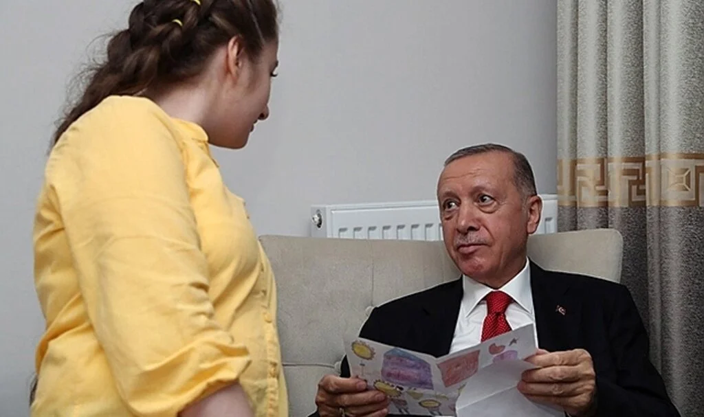 Cumhurbaşkanı Erdoğan'dan kendisine şiir yazan kıza: Ne miniği ya 1.85 boyundayım ben