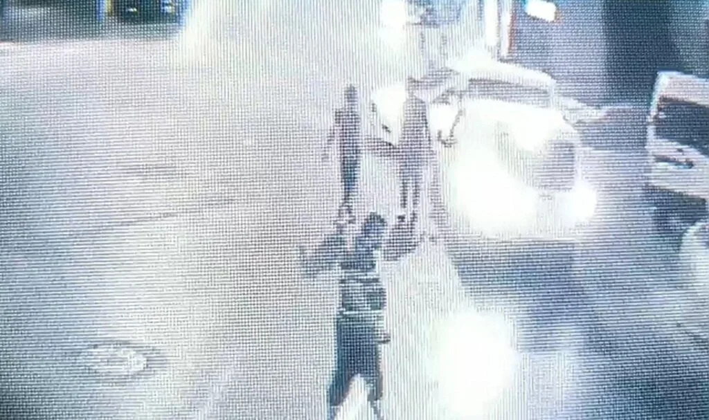 Dakikalarca kovaladı, 17 yaşındaki genci silahla vurdu