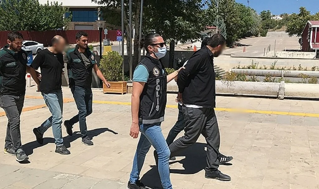 Dedektör köpeği ‘Alex' uyuşturucu tacirlerine geçit vermedi: 2 gözaltı