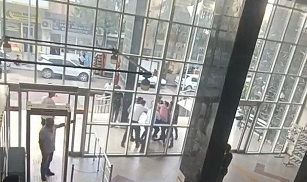 Defterdarlık binası önünde kavga