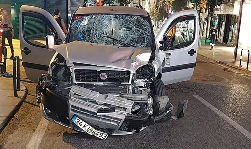 Dehşete düşüren kaza: Motosiklet bir yere, sürücü başka yere fırladı