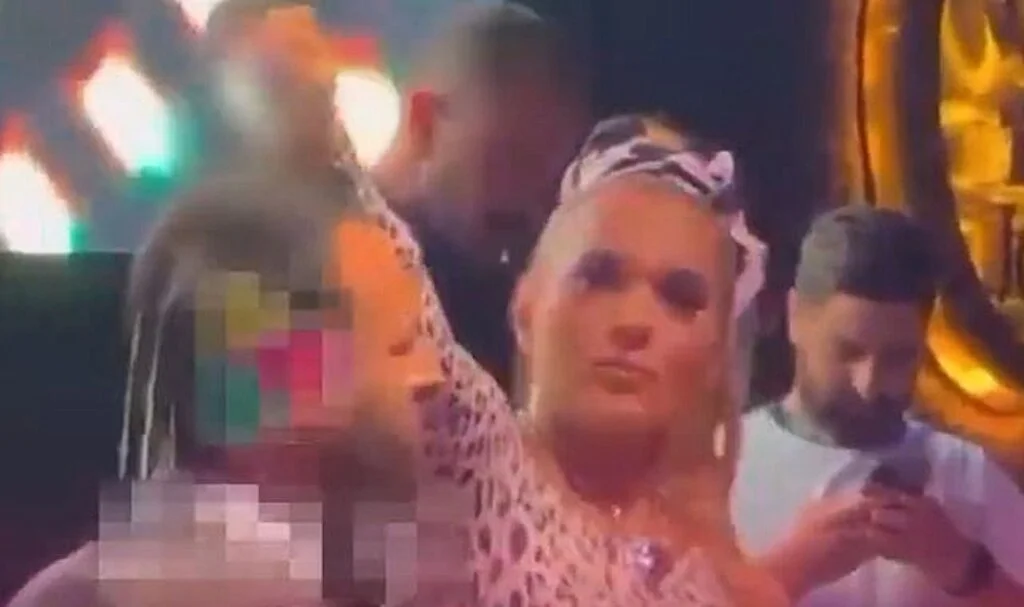 Demet Akalın şampanyayı beğenmeyince garsonun başından aşağı dökmüştü! Tepkilere yanıtı bakın nasıl oldu