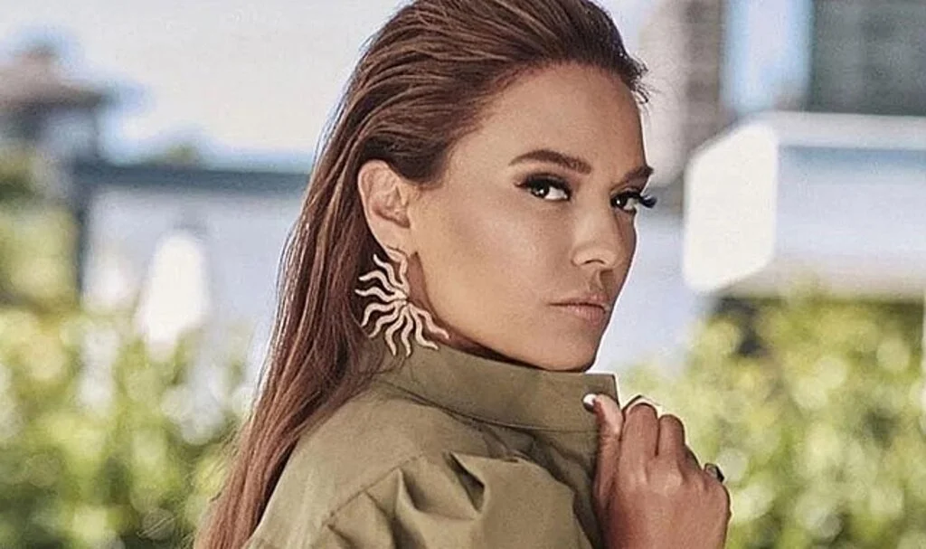 Demet Akalın, Samsun konserinde kendisine lazer tutan şahsa öfkelendi