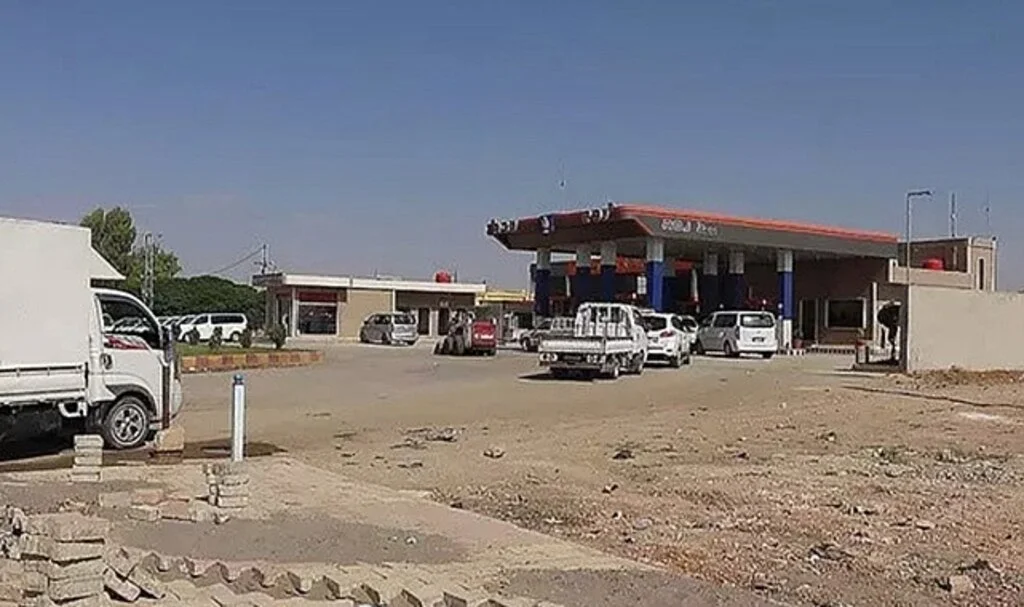 Deniz gibi petrol var ama akaryakıt bulamıyorlar: Karaborsada fiyatı 3 katı