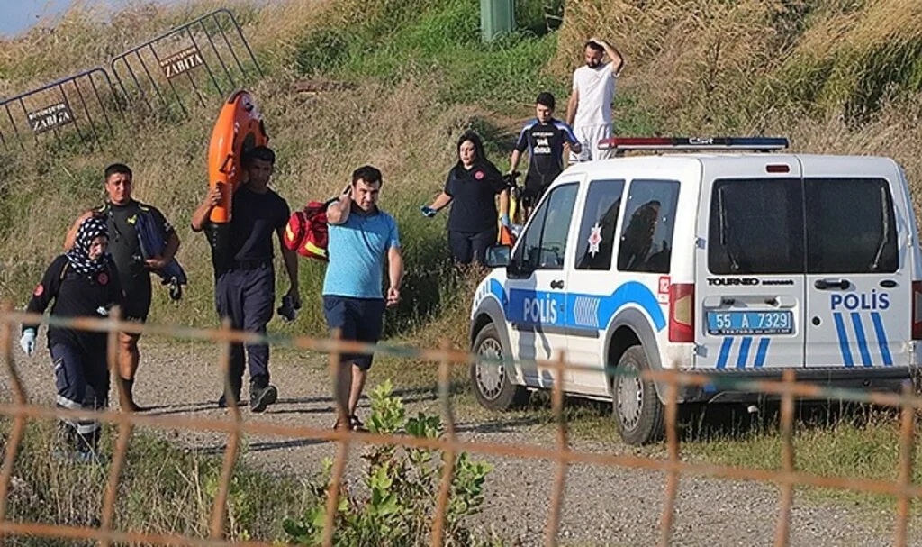 Denizde akıntıya kapılan genç boğulma tehlikesi geçirdi