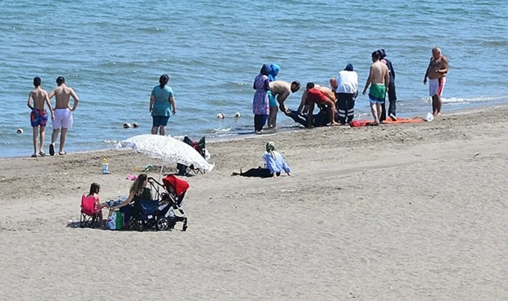 Denizde boğulma tehlikesi geçiren 2 kadın hastaneye kaldırıldı