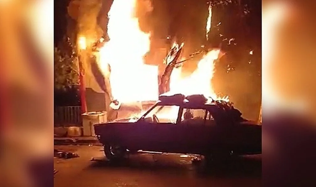 Depoda çıkan yangın otomobillere sıçradı