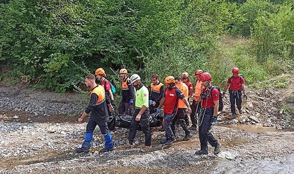 Dere yatağında cesedi bulunan genç, ağabeyinin yanına defnedildi
