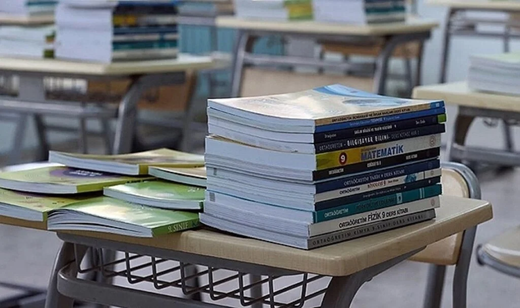 Ders kitabı ve yardımcı kaynaklar sıralarda yerini aldı