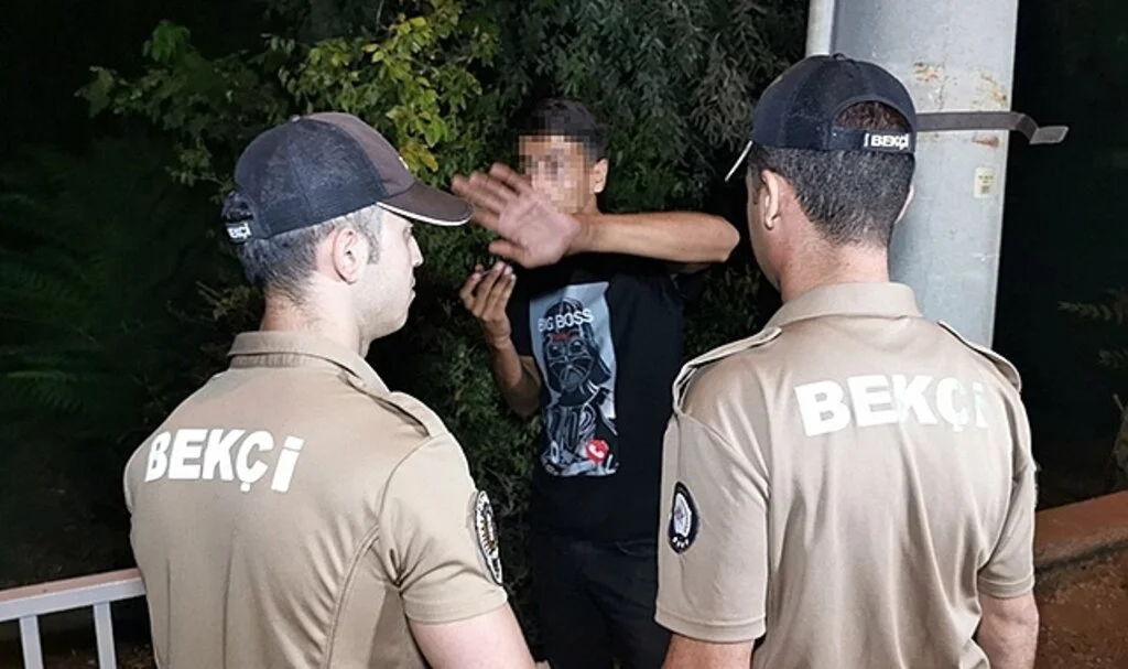 Devletin polisini dövdürmek için adam çağırdı