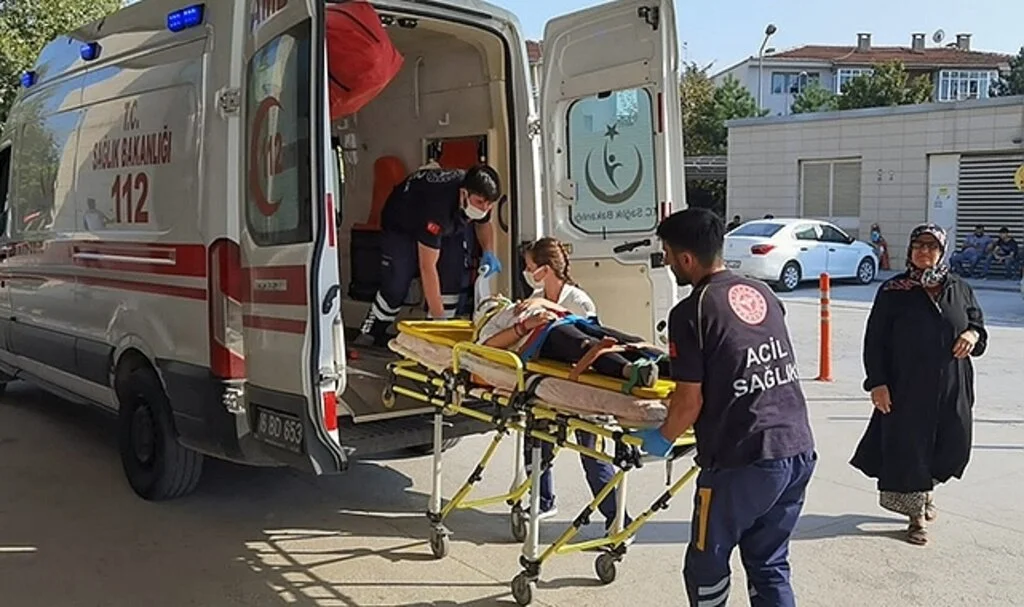 Devrilen demir kapının altında kalan çocuk yaralandı