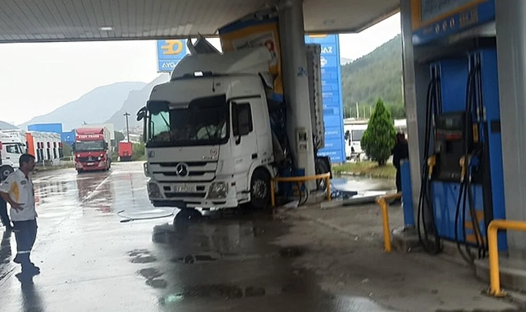 Devrilen hafriyat kamyonuna çarpmamak için akaryakıt istasyonuna daldı