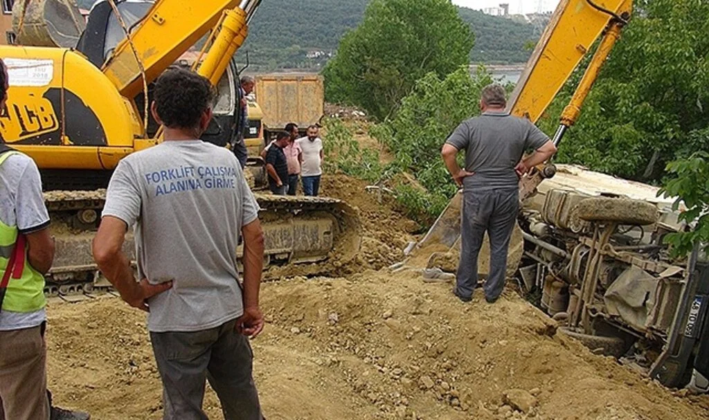 Devrilen kamyondan canını kurtarmak için atlarken altında kaldı