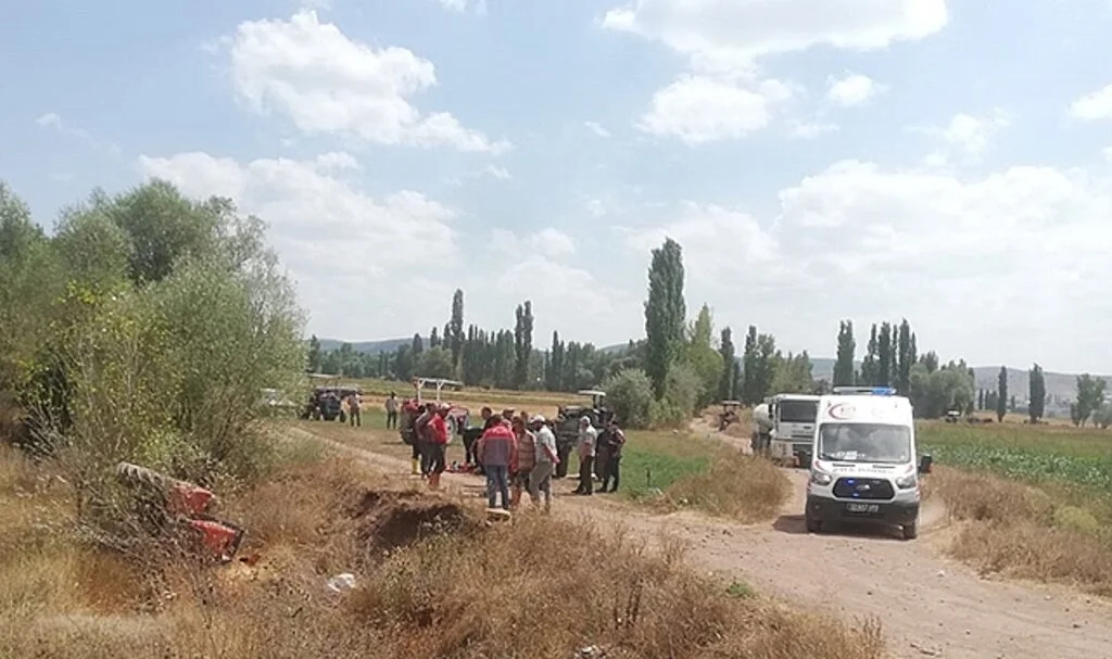 Devrilen traktördeki 2 kişi yaralandı