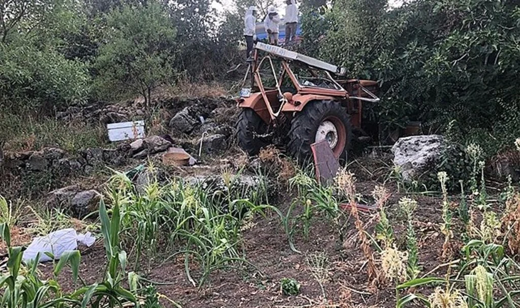Devrilen traktörün altında kalan karı-koca hayatını kaybetti