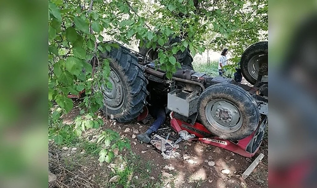 Devrilen traktörün altında kalan sürücü hayatını kaybetti