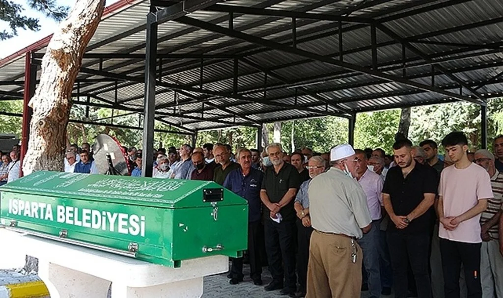Doğa yürüyüşünde hayatını kaybeden müdür yardımcısı toprağa verildi