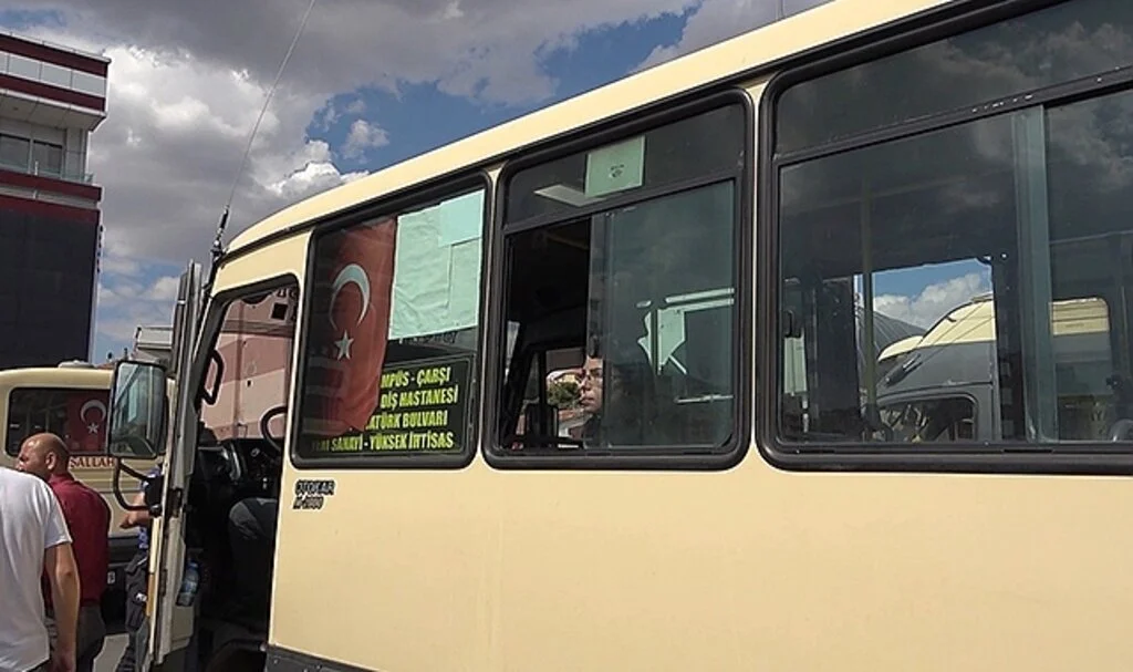 Dolmuştaki kadının koluna yorgun mermi isabet etti