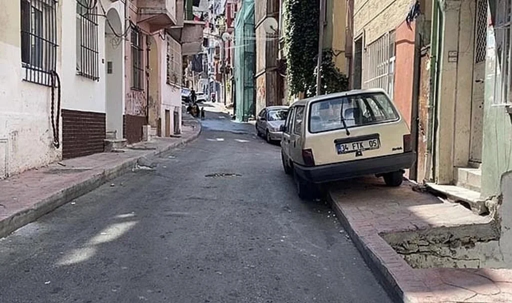 Döverek öldürüp evinin önüne attılar
