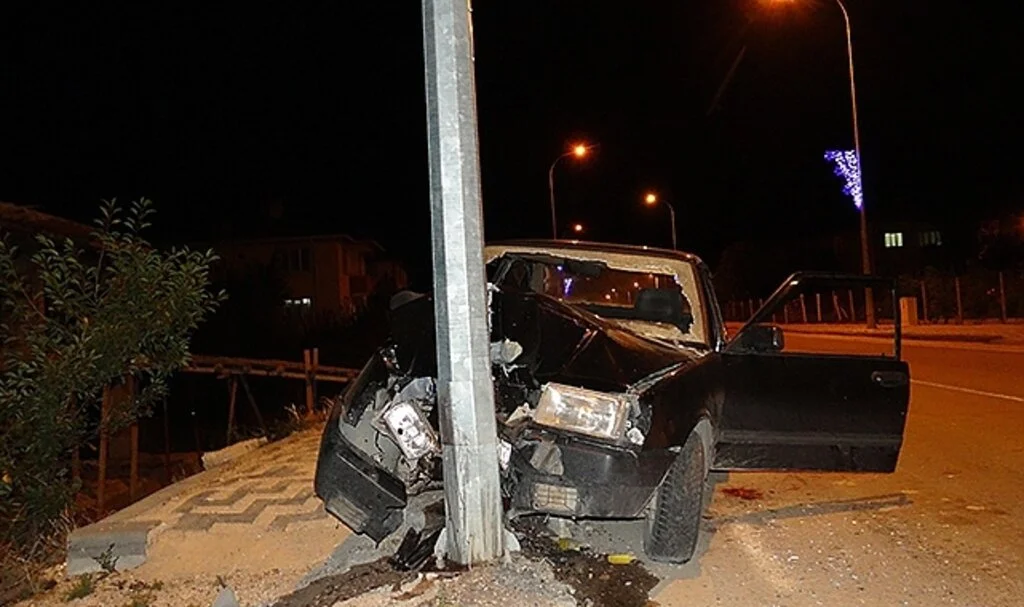 Dümdüz yolda aydınlatma direğine çarptı, baba oğul yaralandı