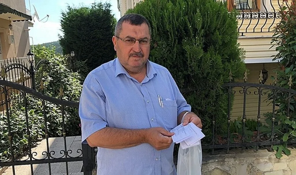 Dut ağacından asılı 5 TL'yi görünce duygulandı
