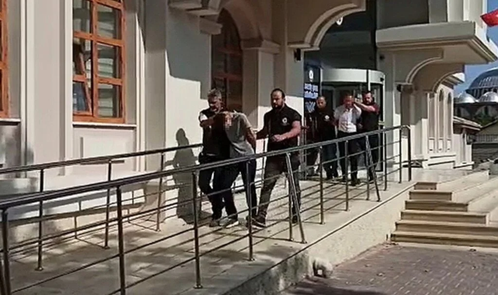 Eğlence merkezi önündeki cinayetin şüphelilerini kırmızı araçları yakalattı