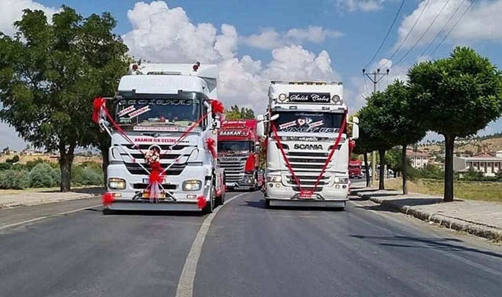 Ekmek teknesi tırını gelin arabası yaptı, düğün konvoyunu gören şaşkınlığını gizleyemedi