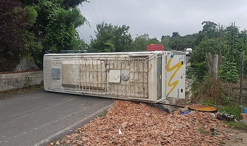  El freni çekilmeyen midibüs devrildi: 3 yaralı