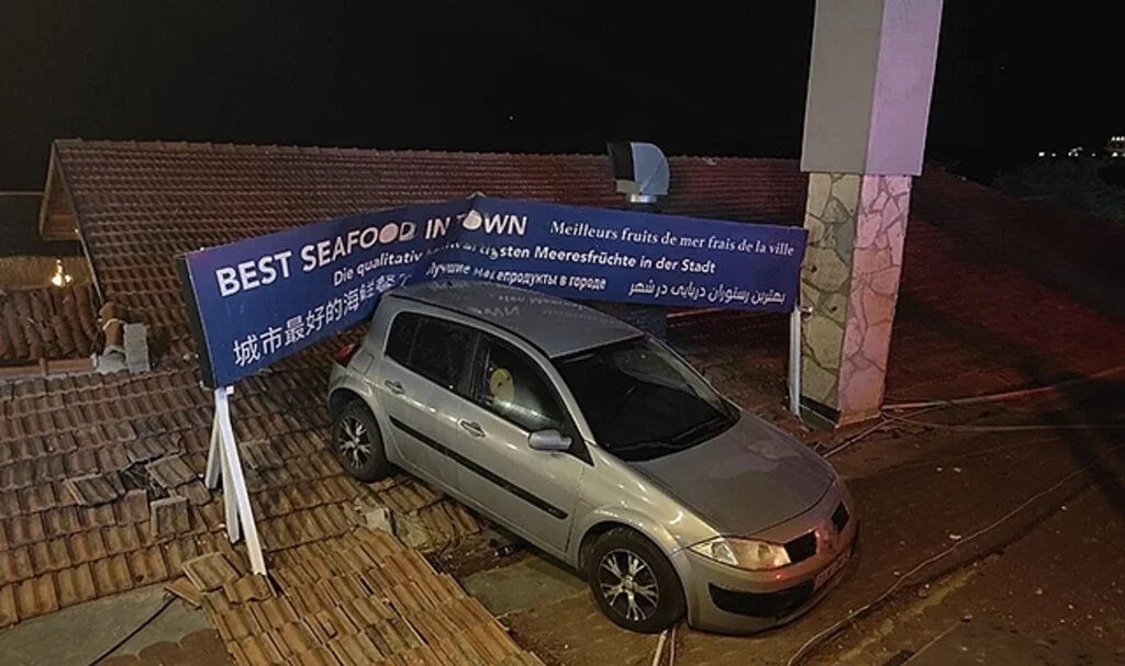 El freni çekilmeyen otomobil, çatıya uçtu