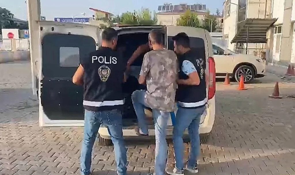 Elazığ'da İYİ Parti ilçe binasından hırsızlık yapan 2 şüpheli tutuklandı