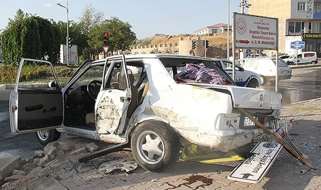  Elazığ’da yolcu minibüsü ile otomobil çarpıştı: 8 yaralı