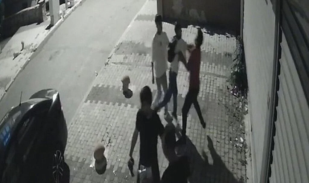 Eli silahlı 3 kişi, Afgan market sahibine saldırı