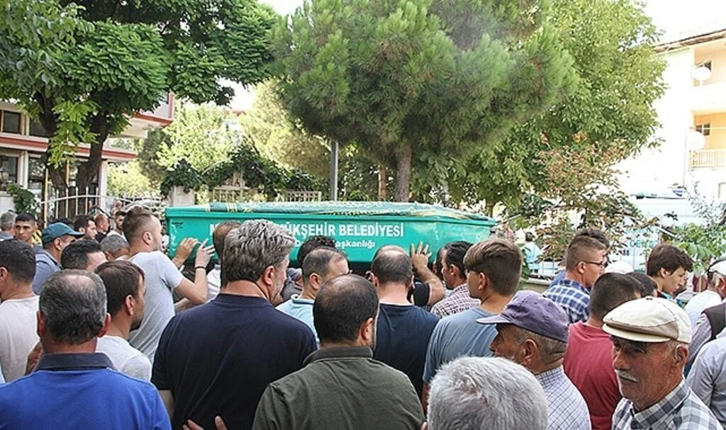 Elim kazada yaşamını yitiren anne ve oğlu son yolculuğuna uğurlandı