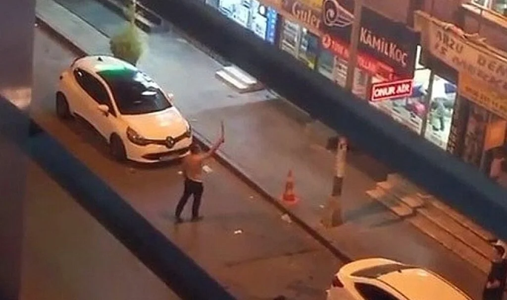 Elindeki döner bıçağıyla vatandaşa tehditler savurdu