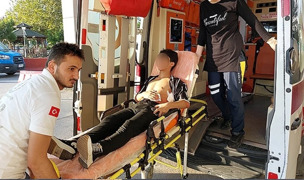 Elindeki telefonu vermeyince bıçaklandı