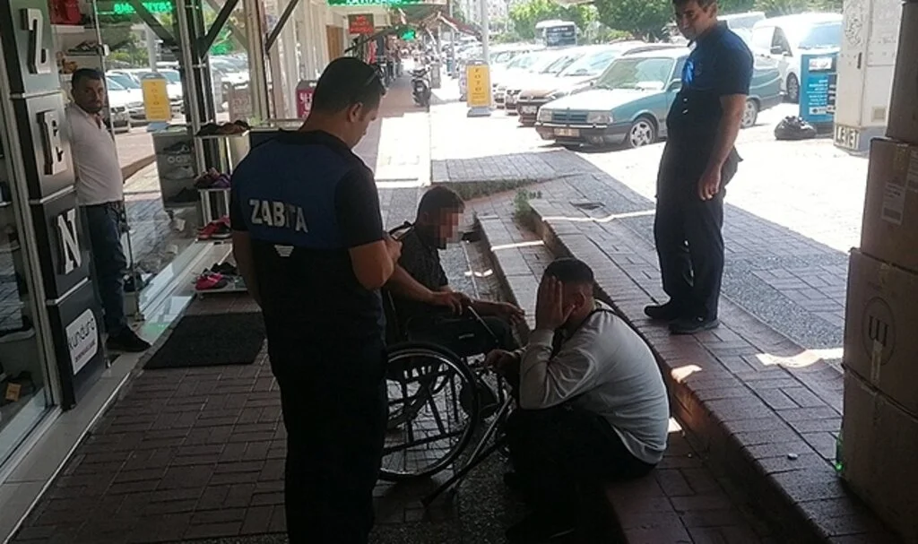Engelli numarasıyla dilenen iki kardeş zabıta ve polislere zor anlar yaşattı