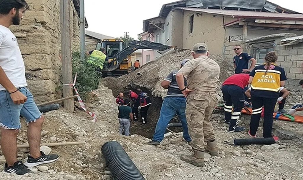 Erzincan’da göçük, 1 işçi kurtarılmaya çalışılıyor