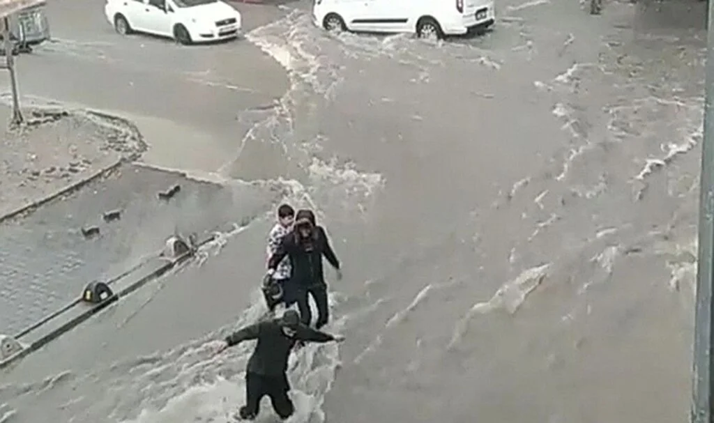 Esenyurt'ta yağış sele döndü: Vatandaşlar akıntıya kapıldı