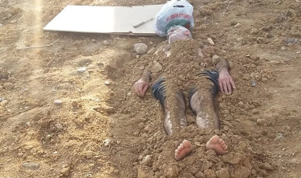 Eşini gömüp başında dua etti, gerçek polis gelince anlaşıldı