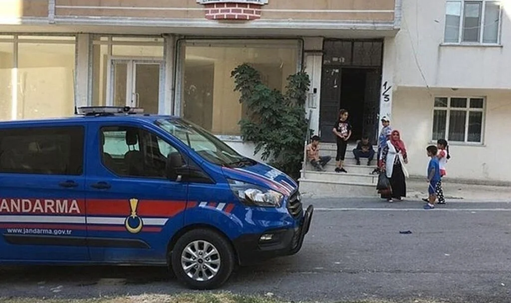 Eşini silahla başından yaraladı