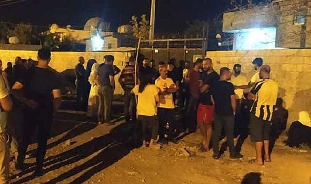 Eşini ve 3 çocuğunu uyurken öldürdü