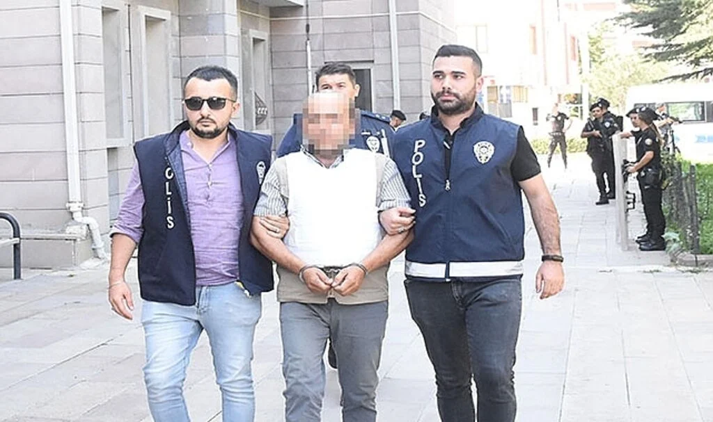 Eşini ve ilişkisi olduğu iddia edilen kişiyi öldürüp ‘namus için’ dedi