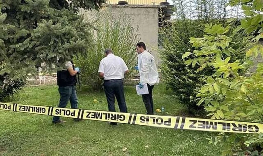 Eski kocasını vuracaktı kendisini vurdu!