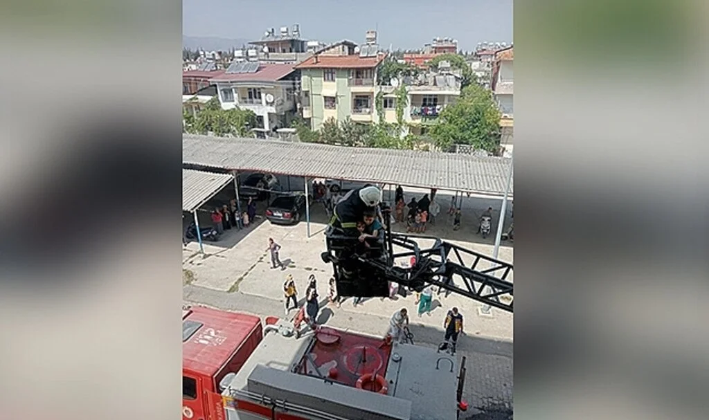 Ev yangınında mahsur kalan çocukları itfaiye kurtardı