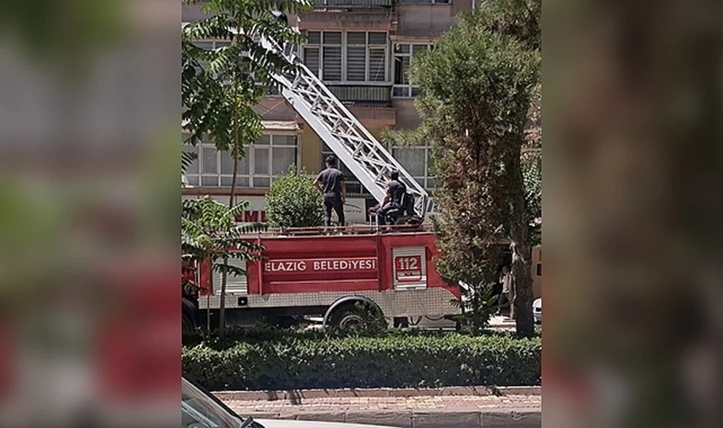 Evde düşüp bacağını incitti, haber alınamayınca ekipler balkondan girerek kurtardı