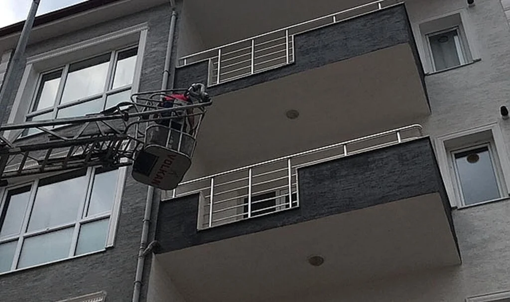 Evde kilitli kalan bebeği itfaiye ekipleri kurtardı