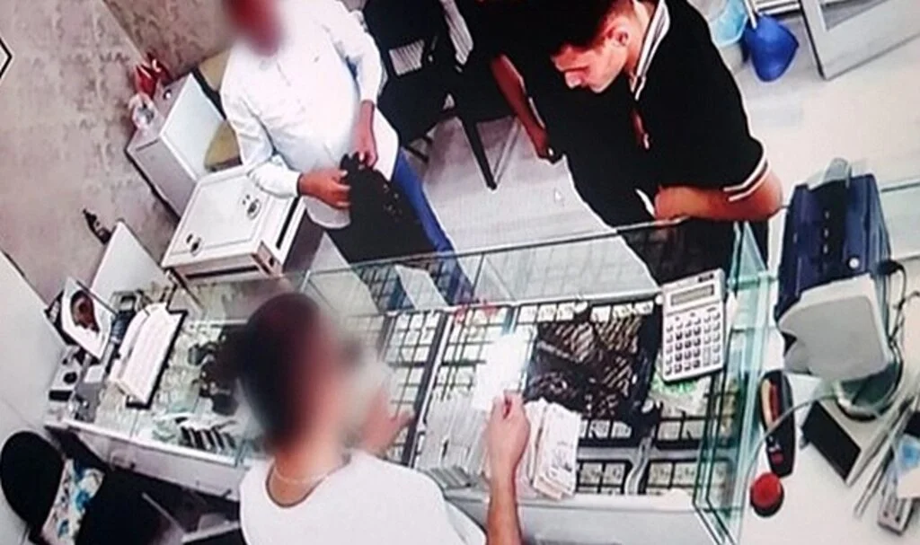 Evden çaldıkları altınları kuyumcuda bozduran hırsızlar yakayı ele verdi