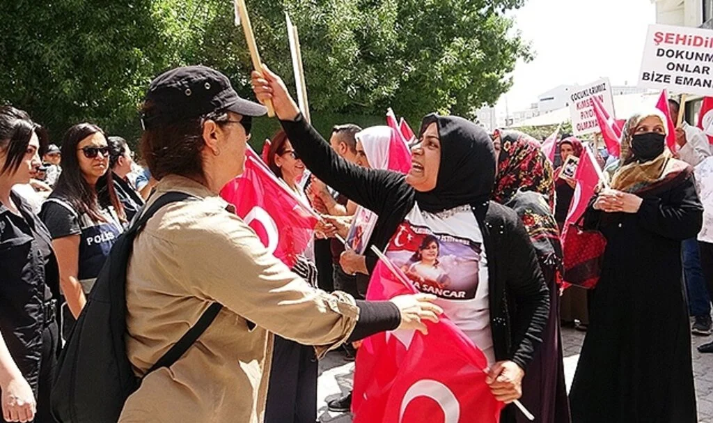Evlatları dağa kaçırılan anneler kendilerine zafer işareti yapan HDP’lilere öfke kustu