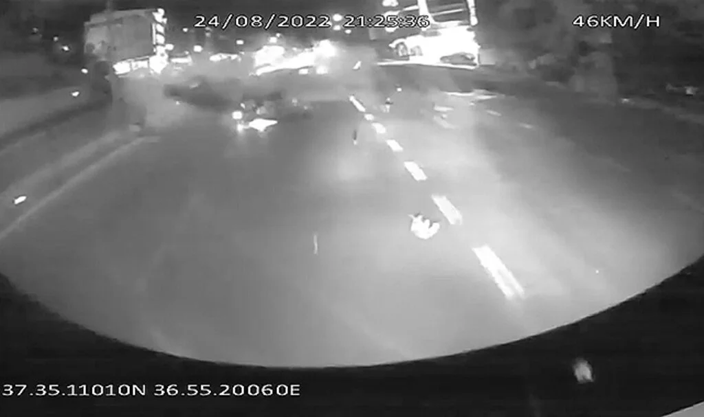 Feci kaza anı otobüsün kamerasına da yansıdı